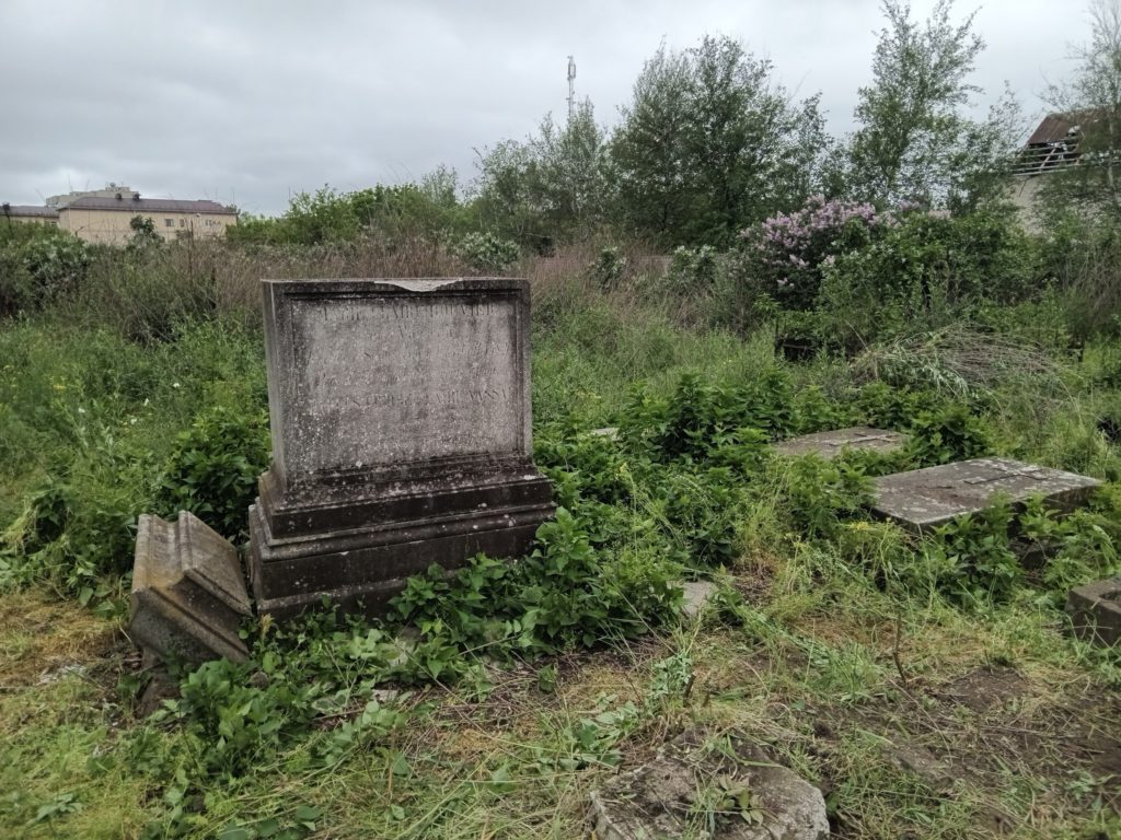 Мармуровий пам'ятник над могилою дівчини-медикині Людмили Подгурської. Фото: Олексій Паталах